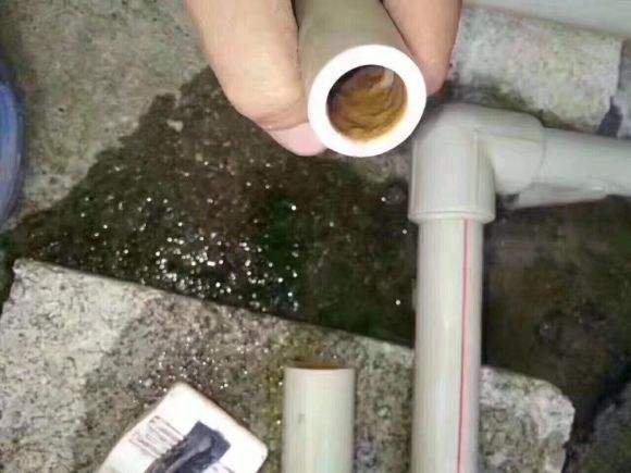 自来水铁水管生锈漏水如何补