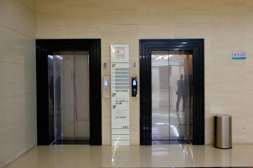 电梯门有两层分别是什么