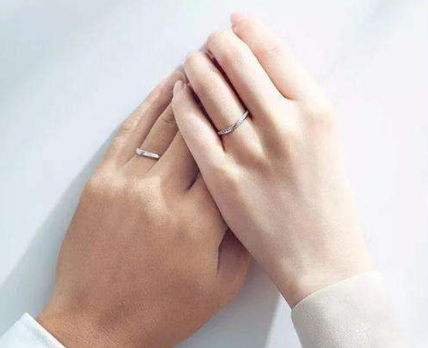 女生右手无名指戴戒指是什么意思 女生10个手指戴戒指的含义