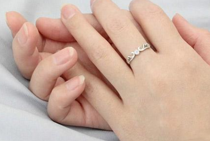 为什么好多人把钻戒戴在中指 女人戒指正确戴法