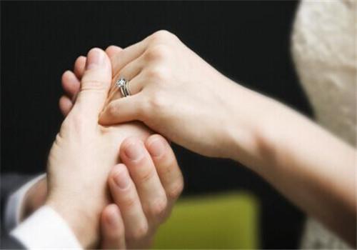 谈恋爱戴戒指应该戴哪个手指 女人十个手指戴戒指的含义是什么