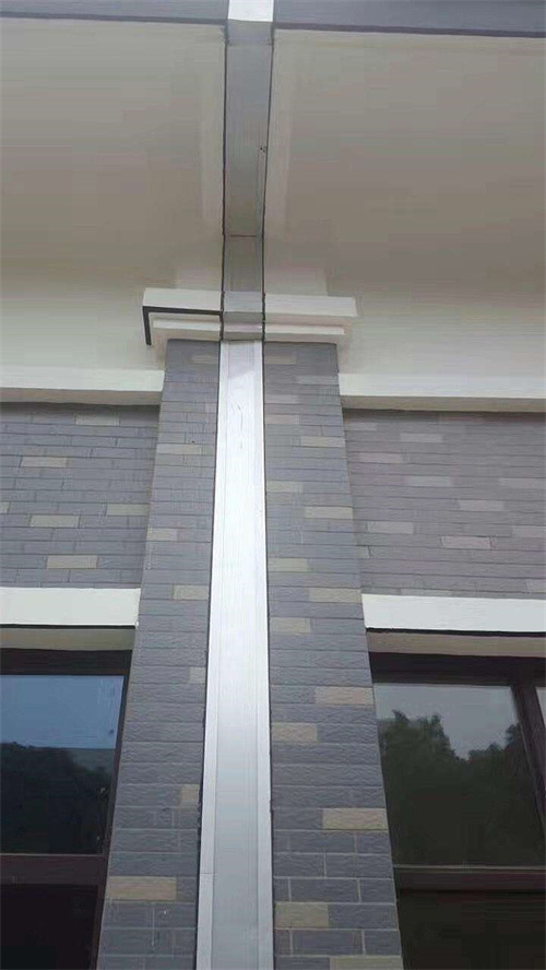 沉降缝和伸缩缝的区别1,开缝位置不同伸缩缝仅设于墙,楼地面,屋顶
