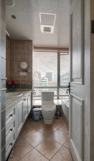 美式风格三居室温馨卫生间效果图