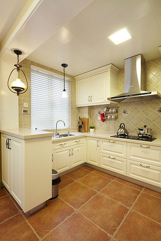 美式风格简洁白色厨房橱柜安装图