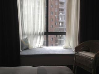 温馨灰色卧室飘窗抱枕图片