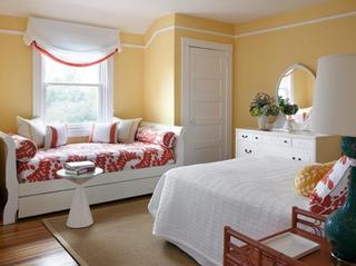 美式风格温馨红色卧室飘窗装修图片