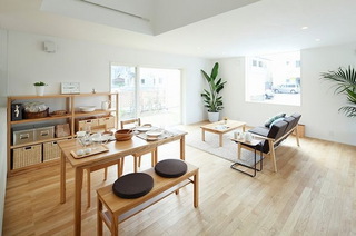 日式风格舒适原木色客厅餐桌效果图