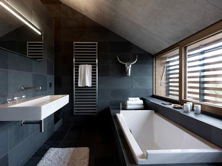 中式风格黑白卫生间浴缸图片