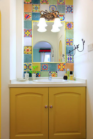 地中海风格黄色卫生间洗手台效果图