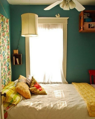 现代简约风格舒适卧室飘窗装修效果图
