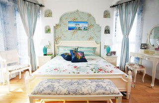 地中海风格温馨卧室照片墙效果图