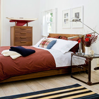 现代简约风格原木色卧室床图片