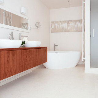 简洁白色卫生间浴缸图片