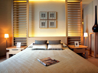 中式风格原木色床头柜图片