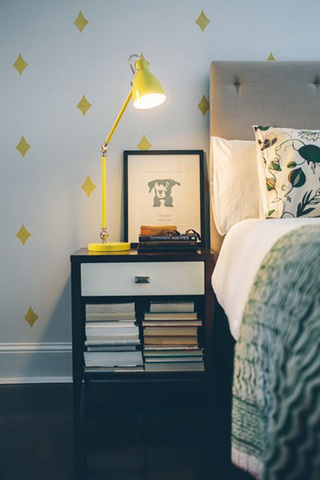 黄色小花纹壁纸卧室背景墙设计