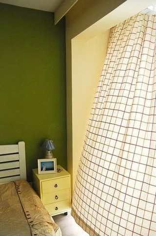 红格子棉布卧室窗帘设计图片