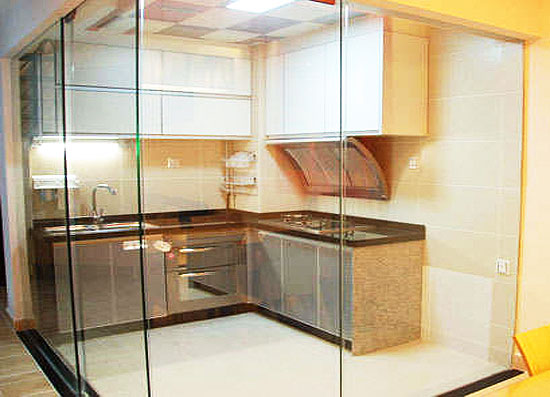 实用与美观并举 12张厨房玻璃隔断效果图玻璃隔断厨房 黑白搭配简约风