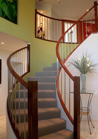 美式二层楼楼梯设计