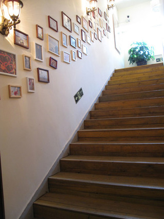 简约风格楼梯照片墙走廊效果图
