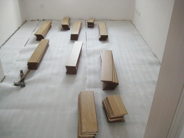 有谁知道木地板防潮垫怎么用，如何辨别防潮涂料？
