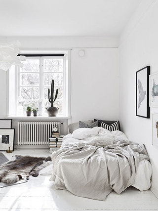 白色卧室空间床头绿植