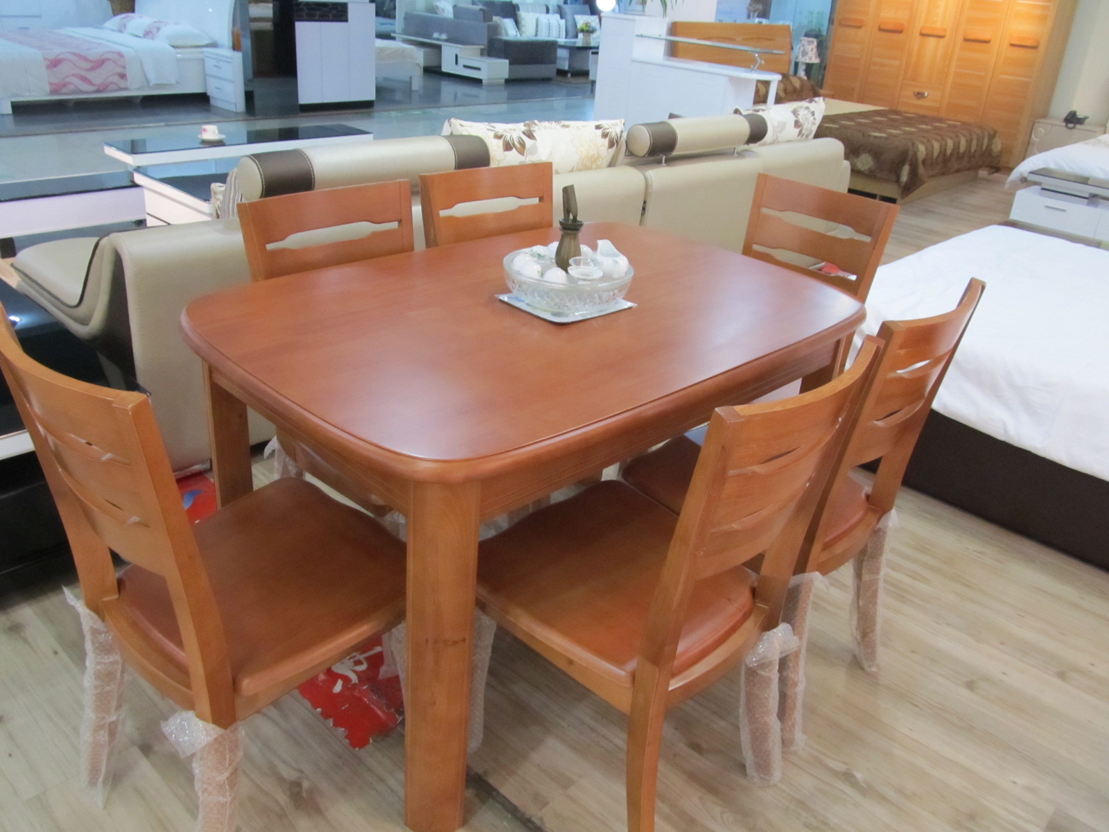 家具购买攻略之实木餐桌尺寸问题