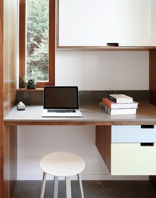 简洁整齐书房书桌设计