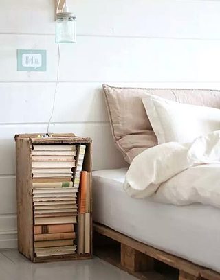 旧木箱打造温馨卧室床头柜