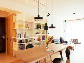 83平米原木色温馨家客厅餐厅设计