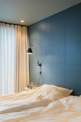 清爽简洁风卧室 蓝色格子背景墙设计