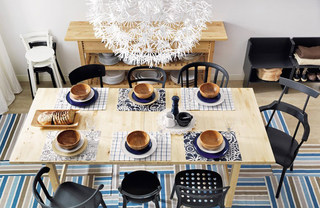温馨原木家庭餐桌图片