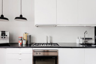 粉白色公寓黑白色厨房装修效果图
