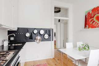粉白色公寓黑白小厨房装修图片