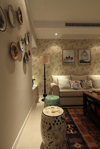温馨美式盘子装饰客厅背景墙图片