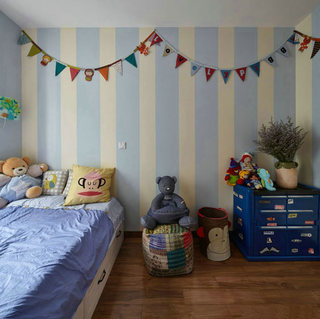 经典美式儿童房 蓝色竖条纹背景墙设计