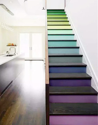 创意彩虹实木楼梯图片