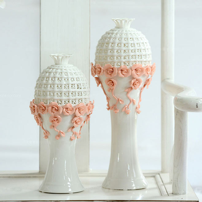 乳白色花瓶藕粉色花饰效果图