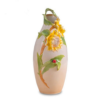 橙黄色花饰点缀花瓶设计