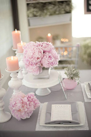 浪漫粉紫色餐桌花卉布置图片