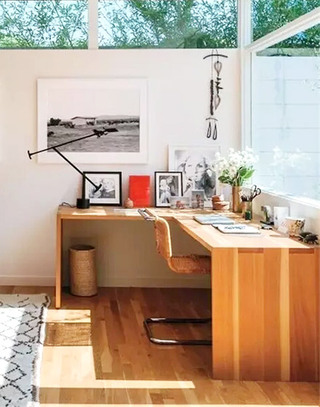 阳光房木质转角书桌设计