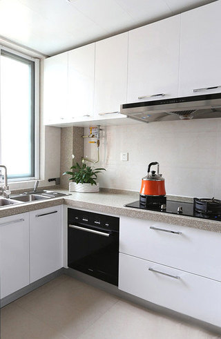 简约主义厨房 白色橱柜设计