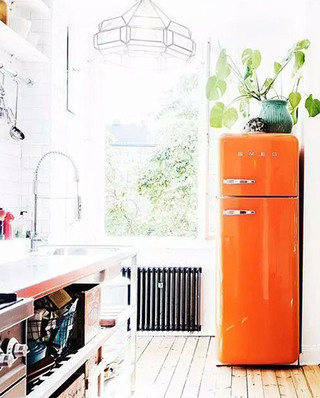 活力橙色厨房冰箱设计
