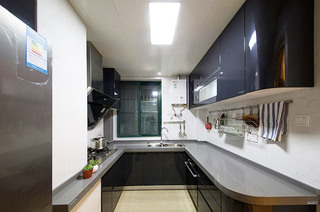 现代简约风小厨房 U型橱柜设计