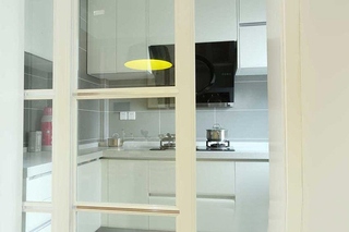 日式风格小公寓装修厨房推拉门设计