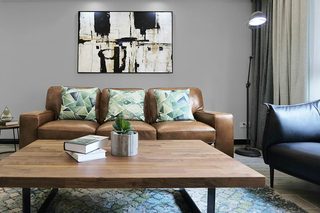 日式公寓客厅 沙发背景墙抽象画设计