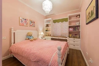 粉嫩色美式儿童房装饰图