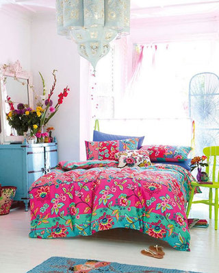 卧室彩色床品设计装饰图