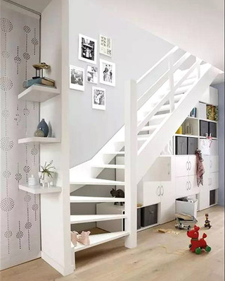 楼梯下实用收纳柜装修设计