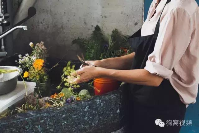 美食作家和大厨丈夫开了家屋顶大排档，凭五道菜打败世界第一餐厅