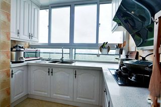 美式风格厨房采光窗设计